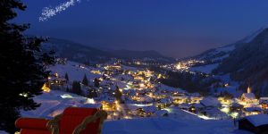 Christmas Scene City sleigh snow tree