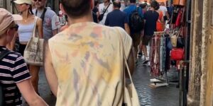 tourist walking town crowd people